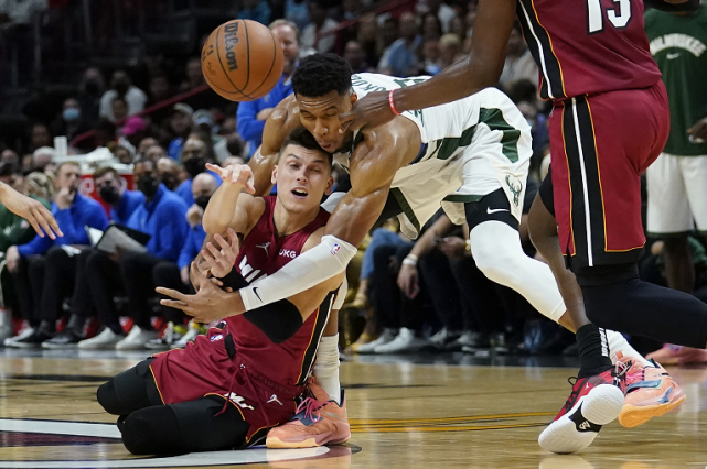  米德尔顿关键中投雄鹿险胜篮网巩固东部第二